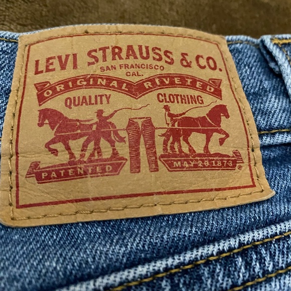 High Waisted Levi Mom Jeans - Picture 4 of 7